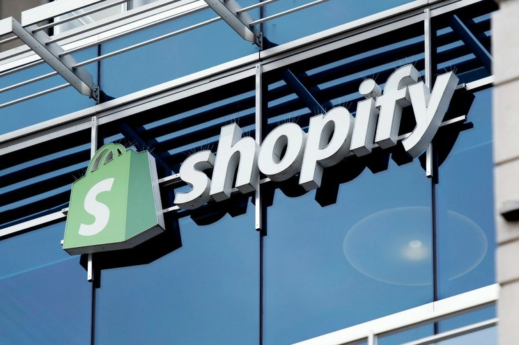 La empresa canadiense Shopify anunció que despedirá a 20 por ciento de sus empleados y traspasará su negocio de logística para enfocarse en su actividad principal de e-commerce. Foto The Canadian Press vía Ap / Archivo