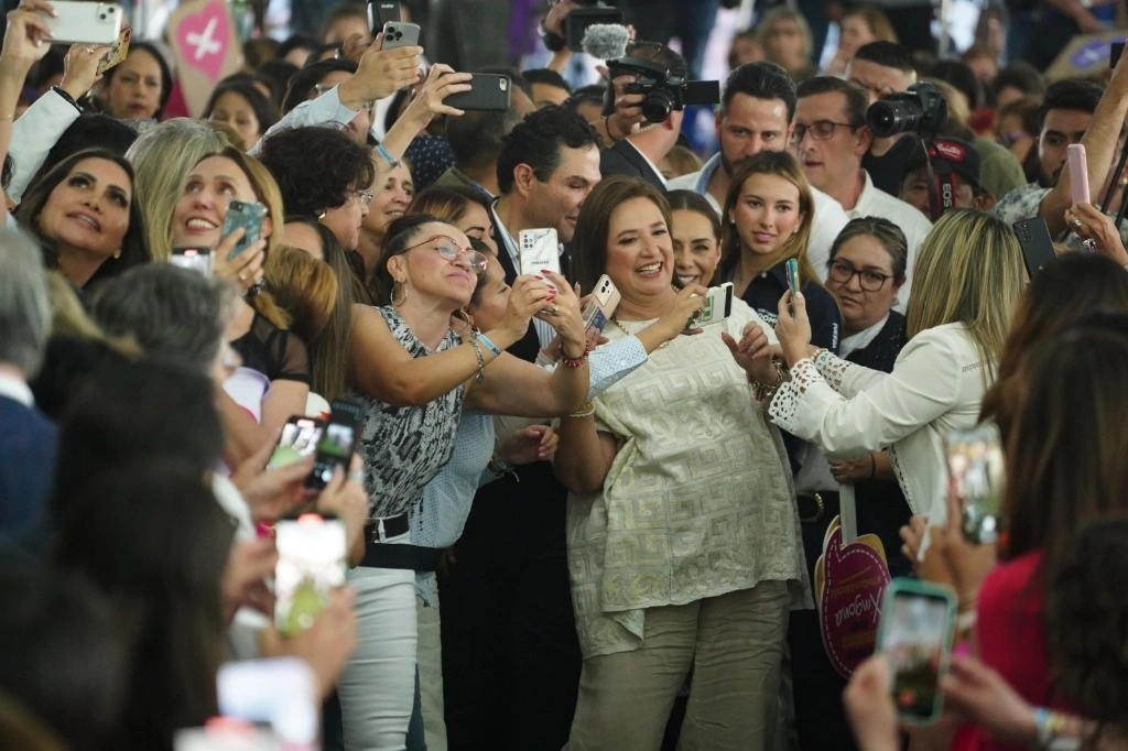 Durante un mitin que encabezó esta mañana en el municipio mexiquense de Naucalpan, argumentó que ella tiene “32 años de ser empresaria de manera honesta, de manera ética. Yo no le he robado a nadie un peso". Foto @XochitlGalvez