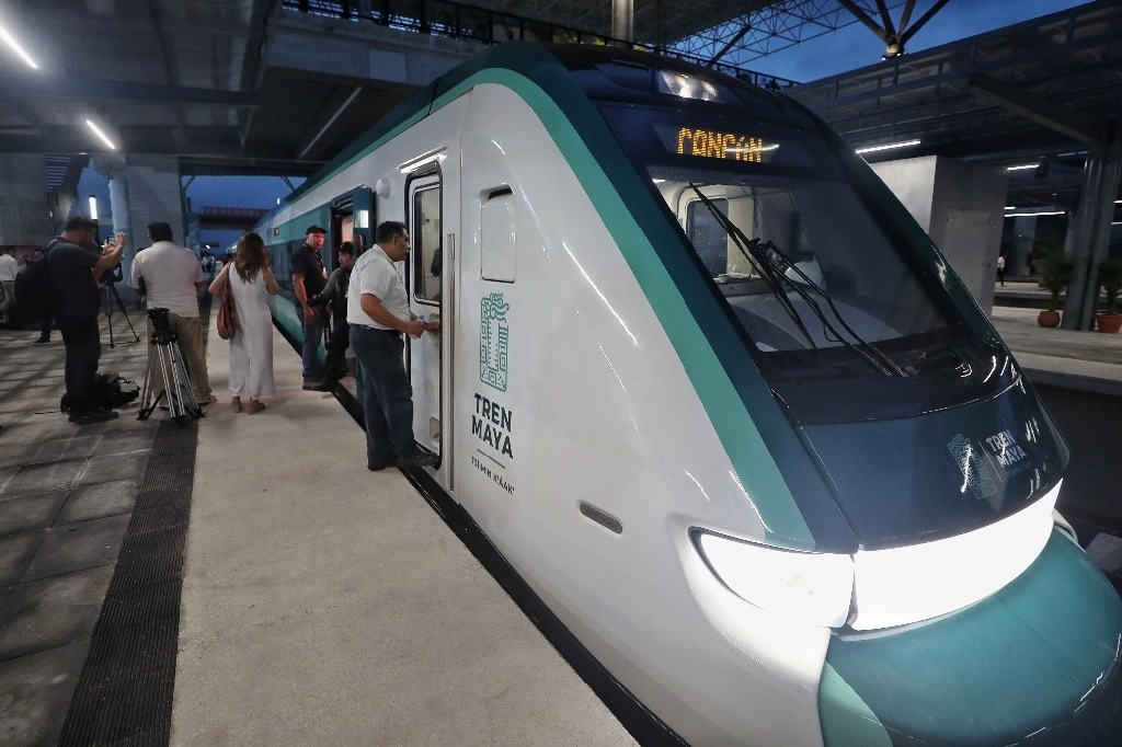 Por primera vez, el presidente Andrés Manuel López Obrador admitió que la construcción del Tren Maya afectó un cenote, lo cual tuvo que ver con un accidente. La imagen, del 15 de diciembre de 2023. Foto Marco Peláez