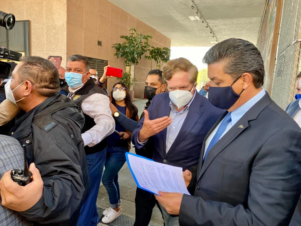 El gobernador de Tamaulipas, Francisco García Cabeza de Vaca, llega a la Cámara de Diputados, donde fue recibido por el coordinador del PAN, Juan Carlos Romero Hicks, el 24 de febrero de 2021. Foto Enrique Méndez