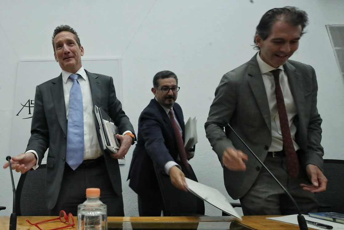 Daniel Becker y Juan Carlos Jiménez Rojas, presidente y director general de la AMB, respectivamente, en conferencia de prensa con Raúl Martínez-Ostos, director general de Barclays México.Foto Marco Peláez