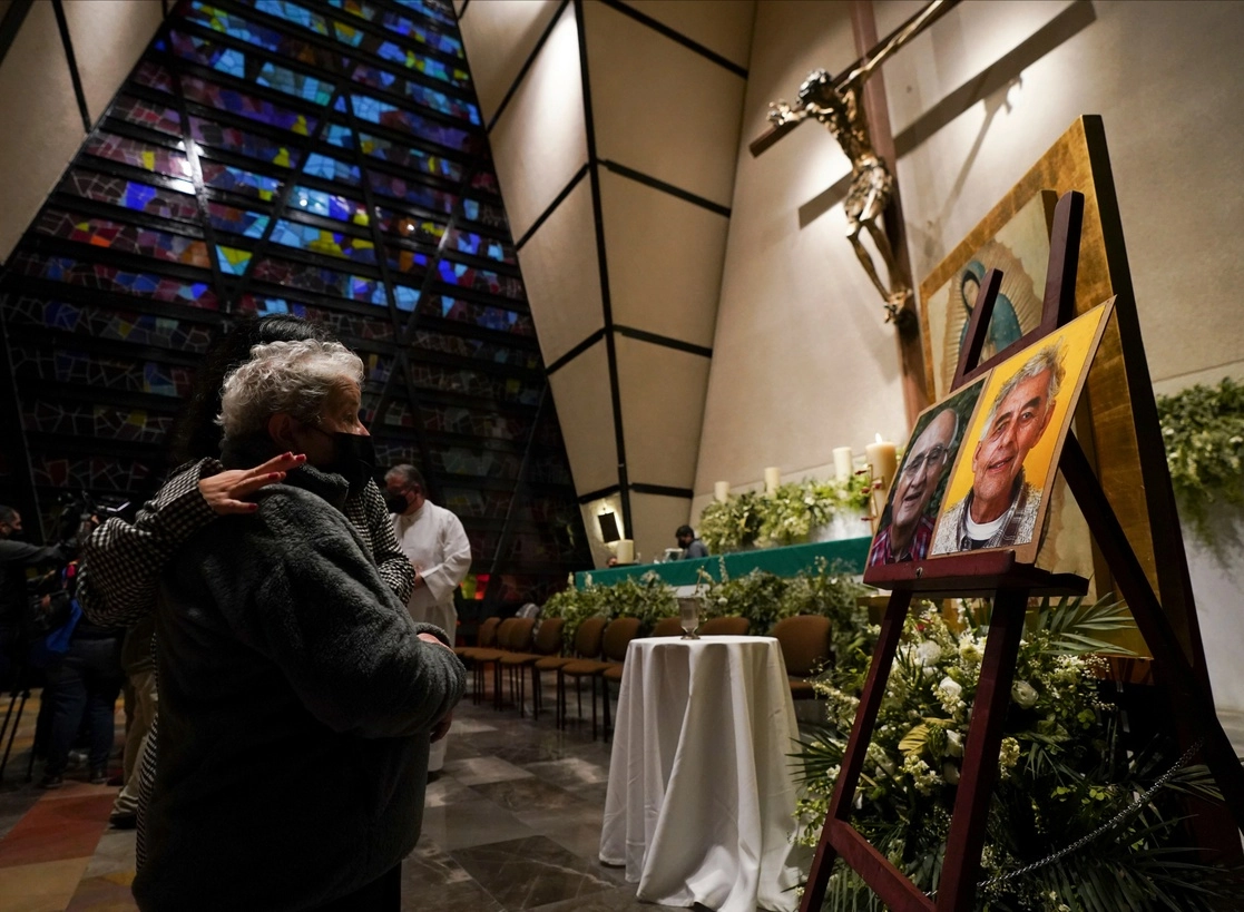 Misa realizada en Ciudad de México, en memoria de los jesuitas asesinados Javier Campos Morales y Joaquín César Mora Salazar. Foto Ap
