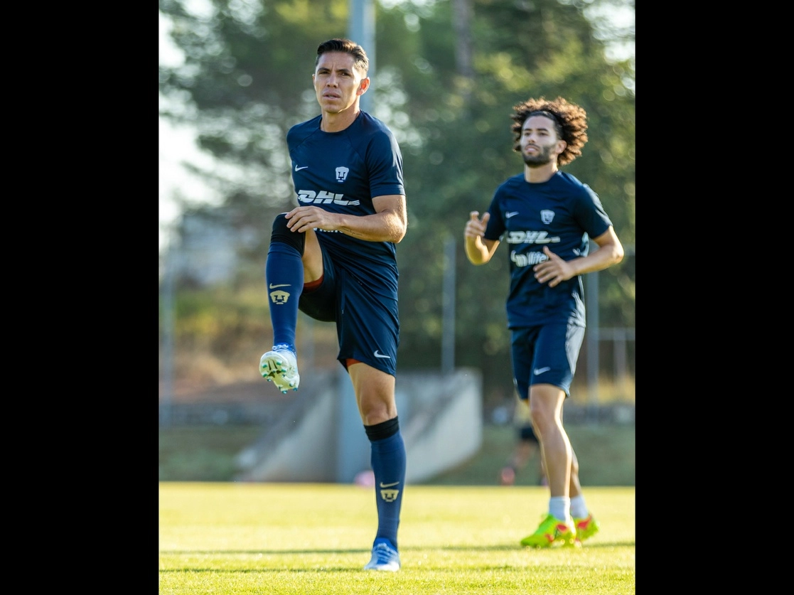 El defensa Efraín Velarde (izquierda) señaló que anteriormente ya se derrotó al Real Madrid, por lo que deben seguir en esa línea y pasar a la historia ahora frente a los azulgranas. Foto cortesía Pumas