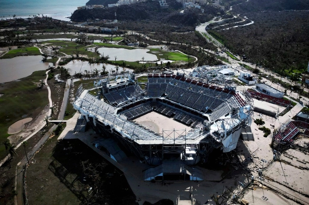 La arena donde se realiza el torneo quedó con extensos daños estructurales tras el paso del huracán 'Otis', pero los organizadores se comprometieron a ponerlo de pie. Foto Afp