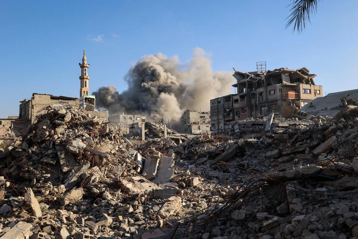 Ataque israelí que tuvo como objetivo un edificio en el campamento de Bureij para refugiados palestinos en el centro de la Franja de Gaza, el 19 de octubre de 2025. 