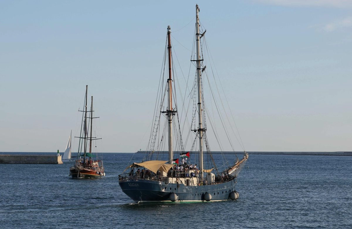 El primer buque, el 'Sirius', de una flotilla civil que transportaba activistas pro-palestinos y ayuda humanitaria, con el objetivo de romper el bloqueo israelí de la franja de Gaza, zarpó del puerto de Barcelona el 1 de septiembre de 2025. Foto 