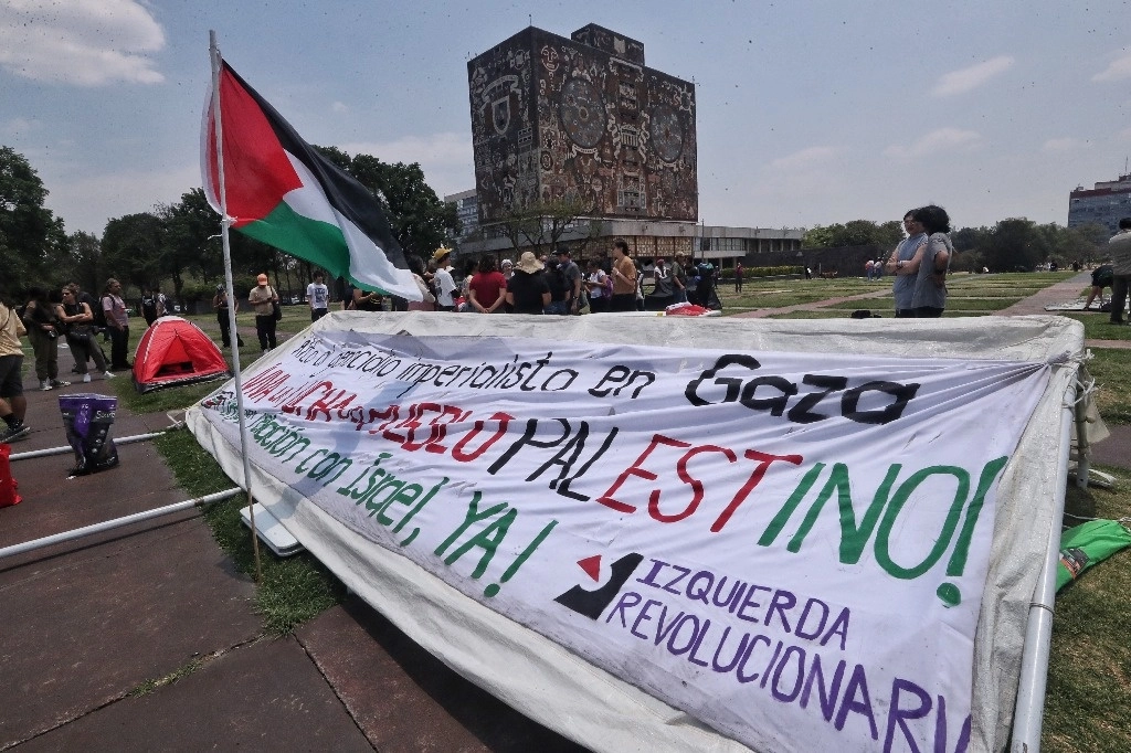 Estudiantes e integrantes de distintos colectivos pro Palestina colocaron desde ayer un campamento en las "islas" de Ciudad Universitaria como parte de las protestas contra la ocupación israelí y contra las agresiones a estudiantes de universidades estadunidenses. Foto Marco Peláez 