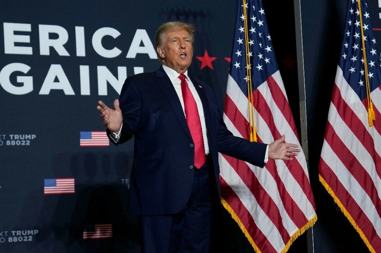 El expresidente Donald Trump habla durante un mitin este 20 de septiembre de 2023 en Dubuque, Iowa. Foto Ap