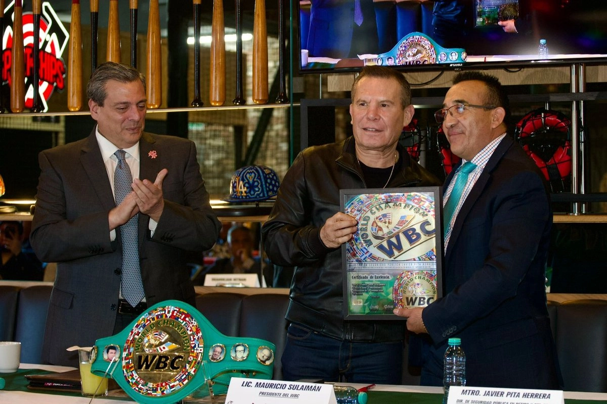 El presidente del WBC, Mauricio Sulaiman, y el campeón mundial, Julio César Chávez, entregan un reconocimiento por su labor altruista al boxeador, Javier Pita Herrera, presidente de la Asociación Mundial de Campeones de Box, en la Ciudad de México, el 13 de octubre del 2025.
