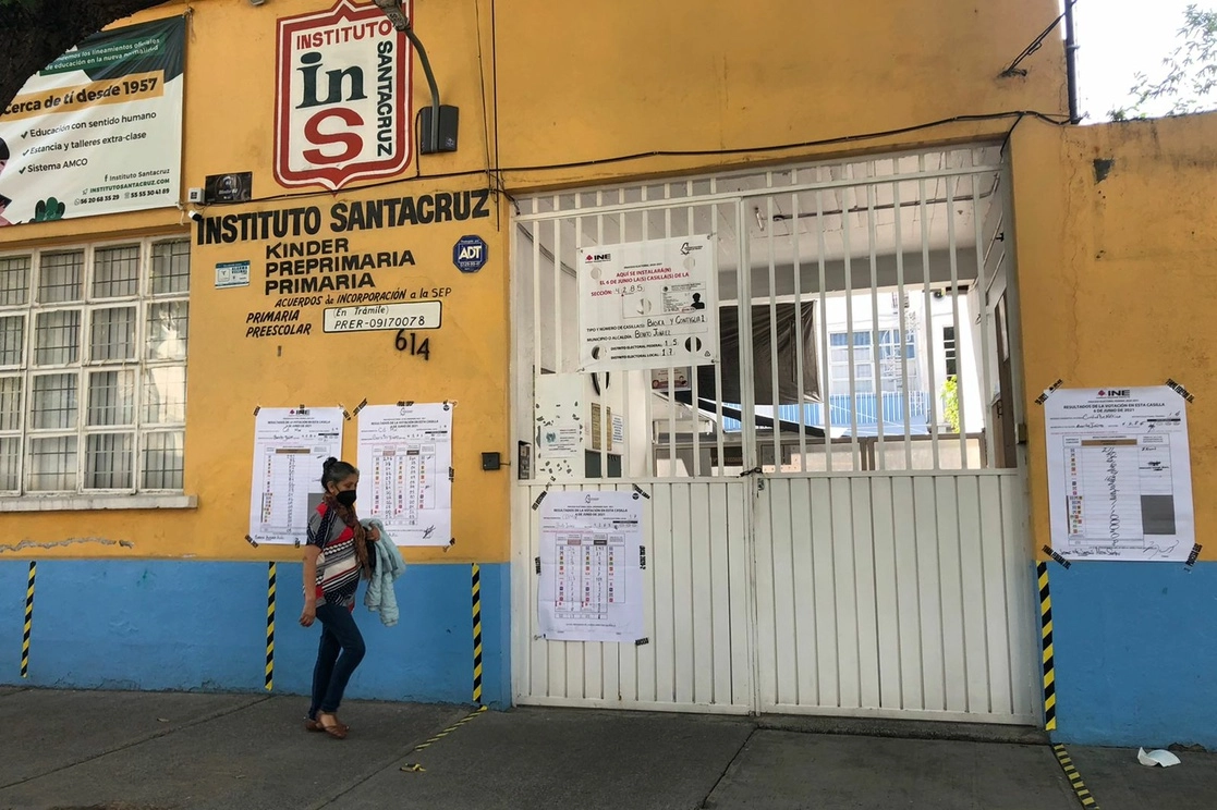 Una escuela privada en la Ciudad de México cerrada por la emergencia sanitaria. Foto Luis Castillo