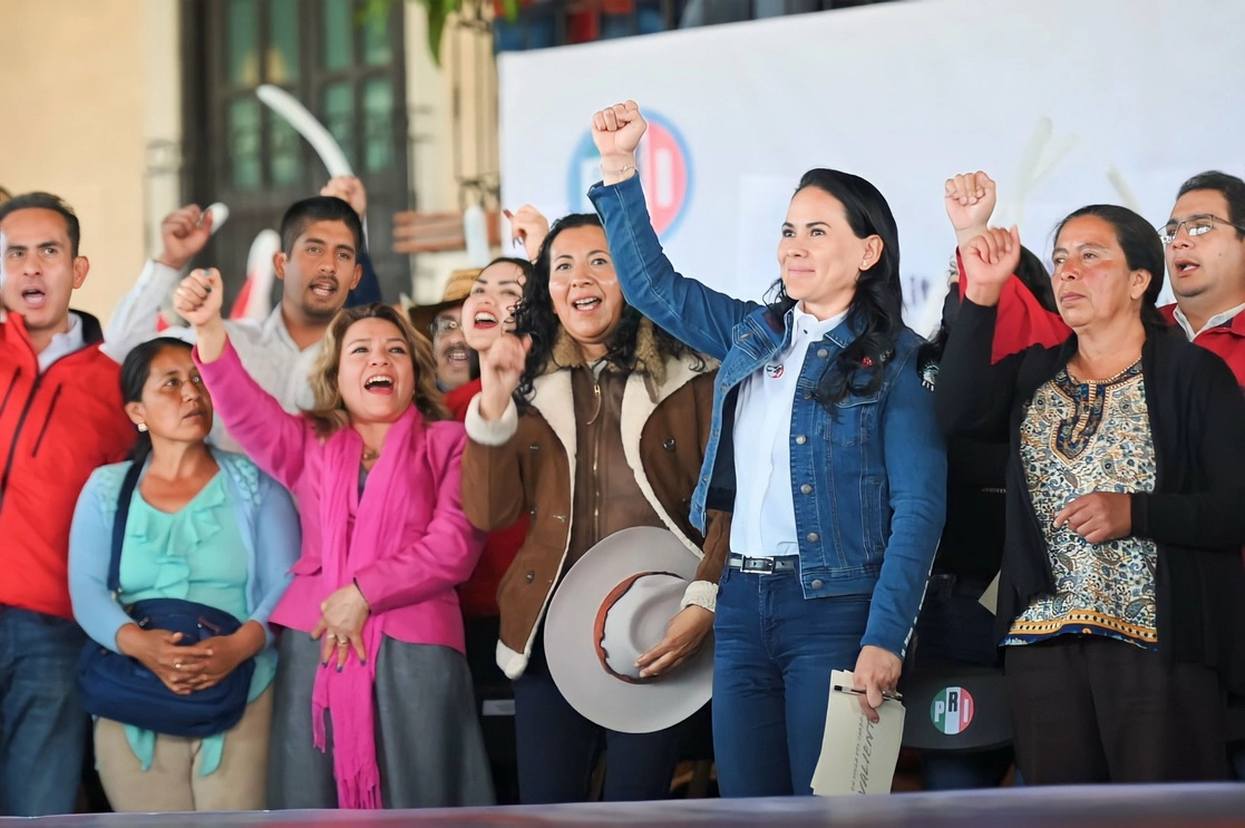 Alejandra del Moral con simpatizantes en Villa del Carbón en imagen tomada de su cuenta de twitter.