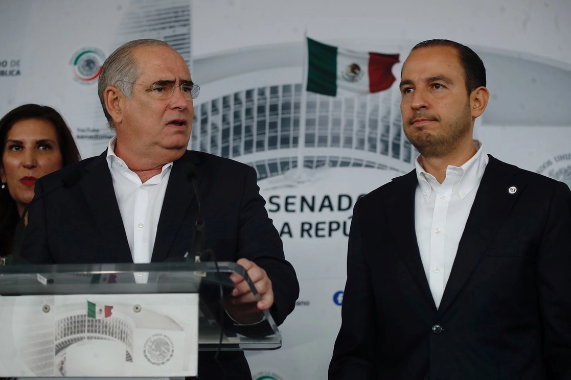 El coordinador del PAN en el Senado, Julen Rementería, y el presidente nacional del partido, Marko Cortés. acompañados de legisladores de la bancada, encabezan una conferencia de prensa realizada en el patio del Federalismo, en la Ciudad de México, el 6 de septiembre de 2022. Foto Cristina Rodríguez




