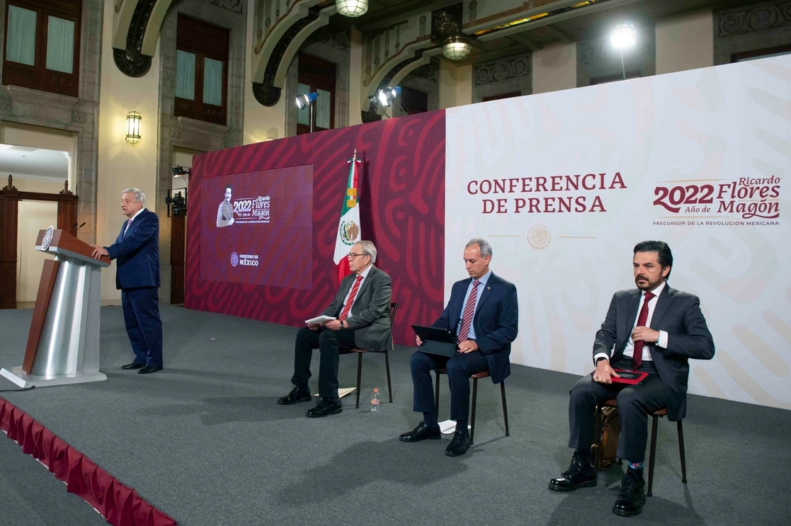 El presidente López Obrador durante su conferencia matutina, acompañado por el secretario de Salud, Jorge Alcocer; el subsecretario Hugo López-Gatell y el director del IMSS, Zoe Robledo. Foto Presidencia