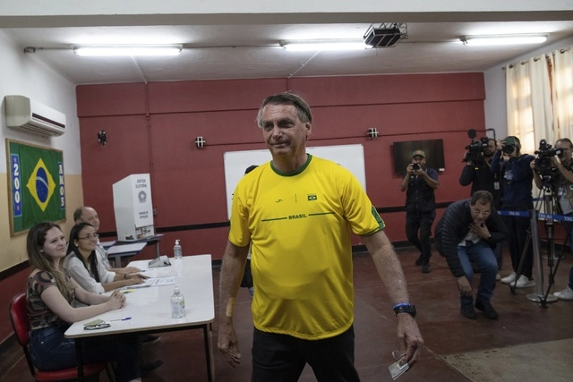 El presidente de Brasil, Jair Bolsonaro, votó este domingo en la primera vuelta de las elecciones nacionales. Foto Pool, vía Ap