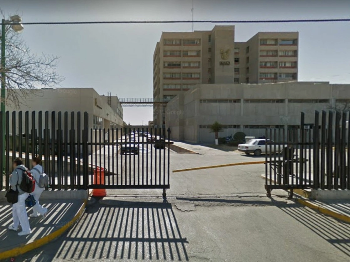 Dos sicarios que vestían uniforme de enfermero lograron entrar al área de camas en el cuarto piso del Hospital General de Zona 35 del IMSS, en Ciudad Juárez, y acribillaron a un hombre que se recuperaba de heridas de bala. Imagen tomada de Google Street View / Archivo