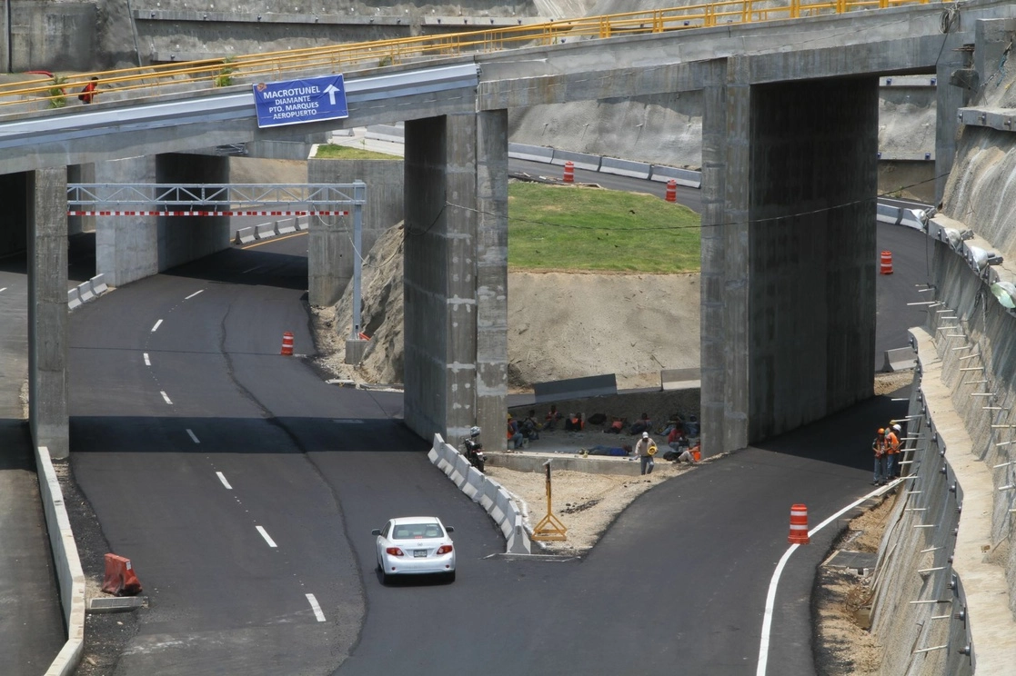 En imagen de archivo, construcción del macrotunel en Acapulco. Foto Cuartoscuro