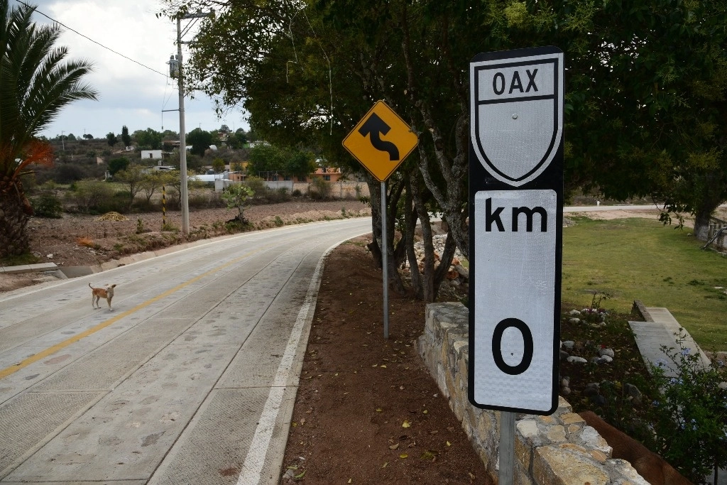 Inauguración del Camino de Benito Juárez de 43 km que comunica Guelatao con la ciudad de Oaxaca. Foto SICT