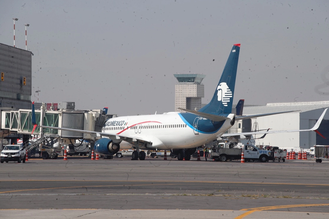 Aviones en la Terminal 2 del AICM. Foto Cristina Rodríguez