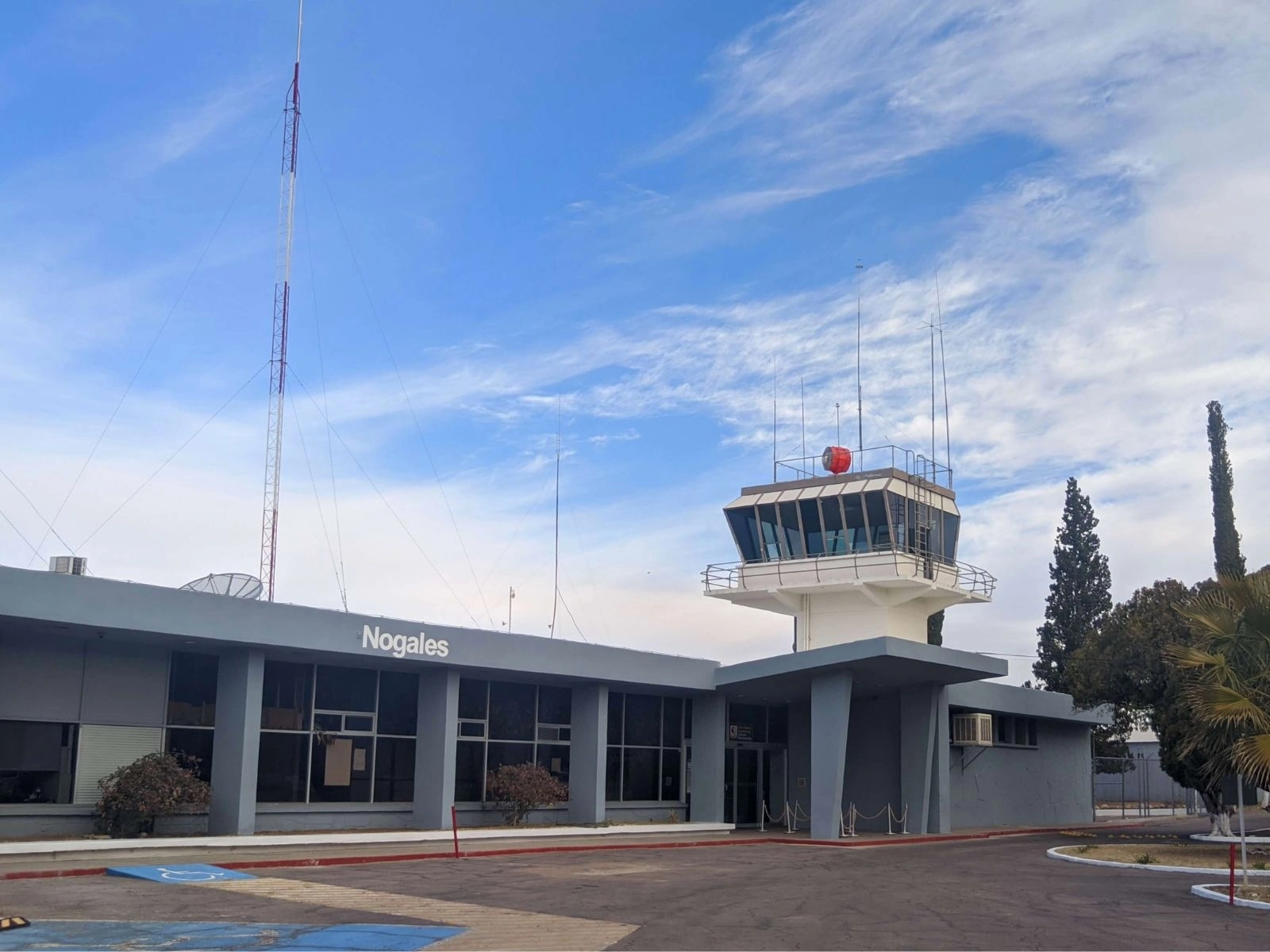 Exterior del aeropuerto internacional de Nogales, Sonora. Foto tomada del sitio https://grupoolmecamayamexica.com.mx / Archivo