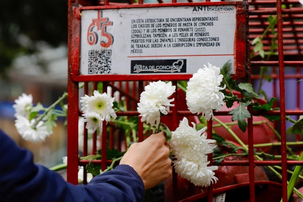 Familiares de los mineros atrapados en Pasta de Conchos durante una conferencia de prensa en el memorial, ubicado en Paseo de la Reforma en la Ciudad de México, por el 19 Aniversario del siniestro ocurrido en Coahuila. En la imagen, el padre Raúl Vera, y las señoras Martha Perla Iglesias y Elvira Martínez, el 19 de febrero de 2025. Foto Germán Canseco