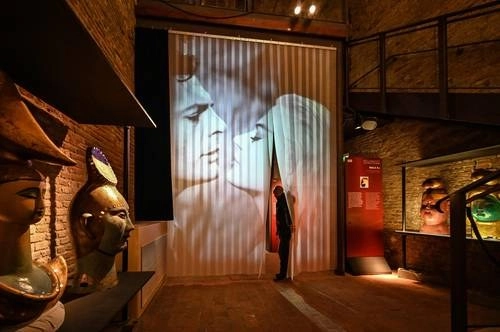 Los actores Marcello Mastroianni y Anita Ekberg en una escena de dicha cinta, la cual se exhibe en el castillo Sismondo. Foto Afp