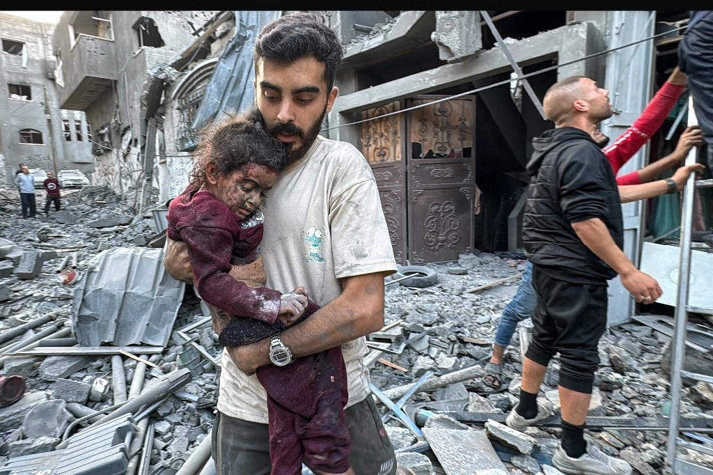 Los ataques israelíes han sido contra edificios civiles. En la imagen, víctimas del bombardeo a un refugio en Jabaliya, Gaza. Foto Afp
