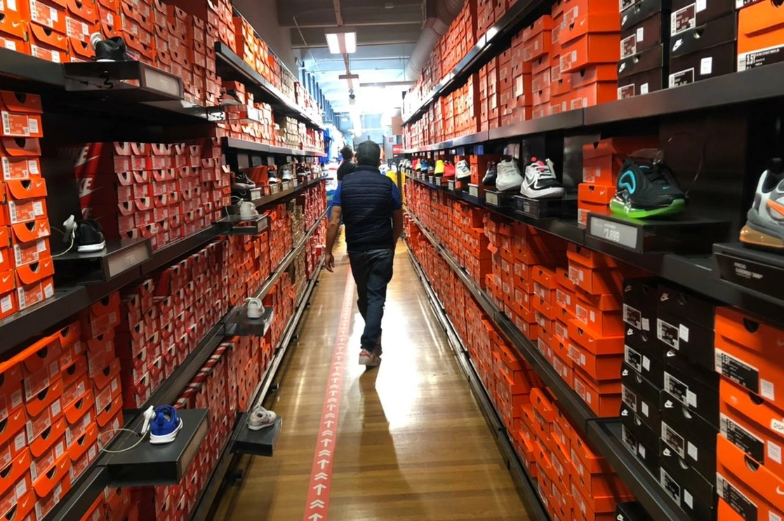 Compras en una zapatería del Centro Histórico de la Ciudad de México. Foto Luis Castillo / Archivo