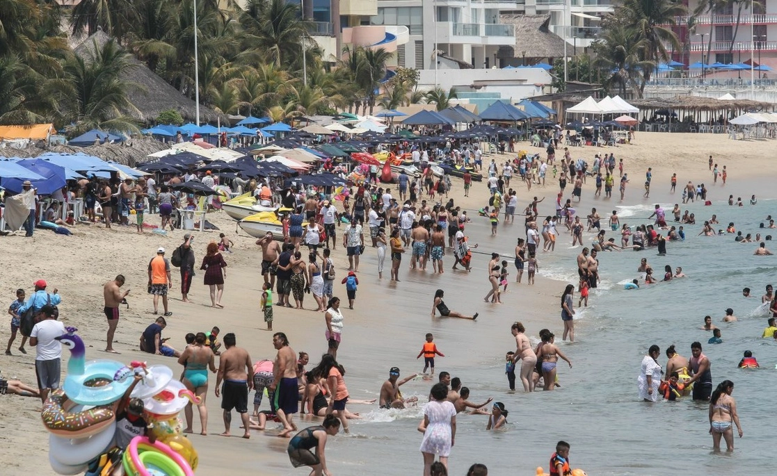 Turistas disfrutan de la playa en Acapulco, Guerrero. Foto Cuartoscuro / Archivo