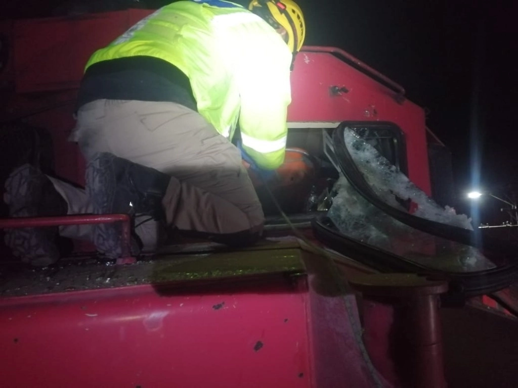 Personal de Protección Civil auxilia a un trabajador que quedó atrapado dentro de uno de los trenes que chocaron en Amacueca, Jalisco, el 6 de marzo de 2024. Foto Protección Civil de Jalisco