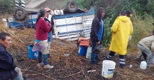 Un grupo de jornaleros agrícolas resultaron lesionados tras volcar la unidad de transporte de personal en que viajaban en el municipio de El Rosario, en Mazatlán, Sinaloa. Foto cortesía para 'La Jornada' 