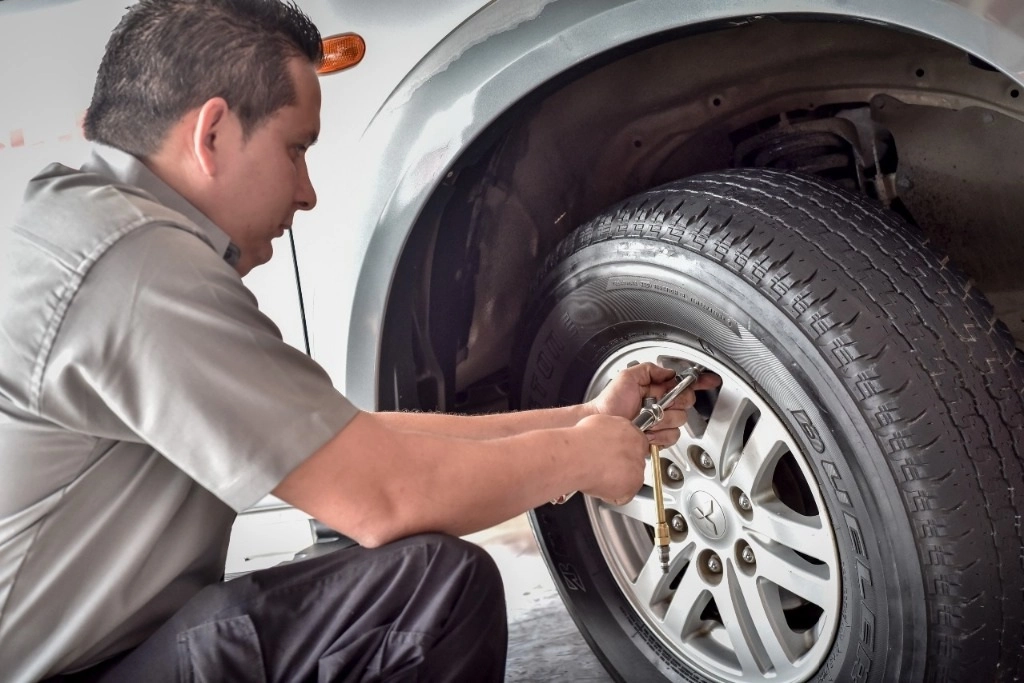 Antes de salir de casa, revisar siempre que esté la llanta de repuesto y las herramientas adecuadas. Foto. Bridgestone. 
