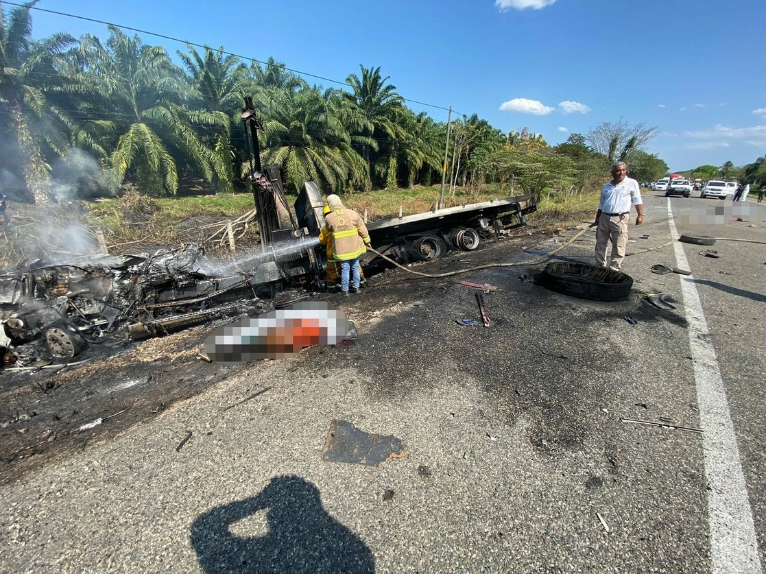 Personal de Protección Civil apoyó al rescate de los cuerpos. Foto La Jornada