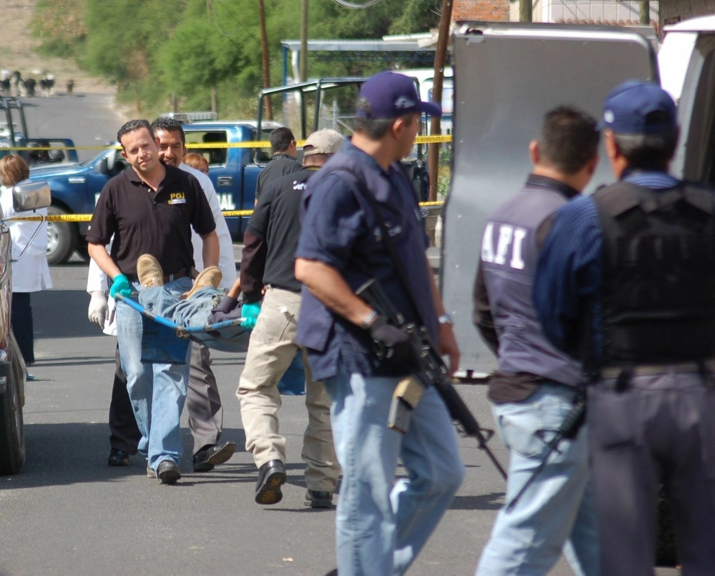 Movimiento policiaco tras una balacera en Huandacareo, Michoacán, en 2010. Foto Cuartoscuro