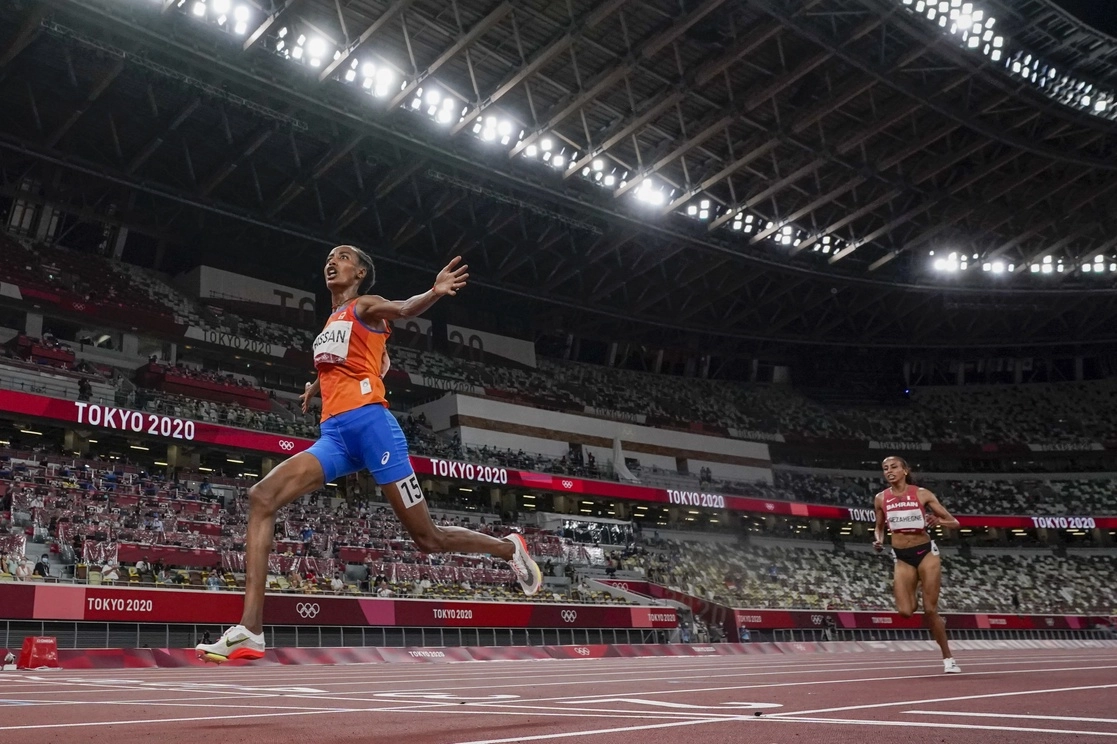 Sifan Hassan gana la final femenina de 10 mil metros de carrera en los Juegos Olímpicos, el sábado 7 de agosto de 2021. Foto Ap