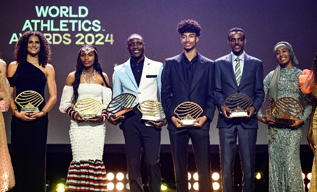Los galardonados con sus premios, la saltadora de altura ucraniana Yaroslava Mahuchikh (atleta femenina del año en campo), la vallista estadounidense Sydney McLaughlin-Levrone (atleta femenina del año en pista), la atleta etíope Sembo Almayew (estrella emergente femenina), el velocista botsuanés Letsile Tebogo (atleta masculina del año en pista), el saltador de altura italiano Mattia Furlani (estrella emergente masculina), el corredor de larga distancia etíope Tamirat Tola (atleta masculina fuera del estadio del año) y la corredora de media y larga distancia holandesa Sifan Hassan (atleta femenina fuera del estadio del año) posan en el escenario durante los World Athletics Awards 2024 en Mónaco el 1 de diciembre de 2024. Foto Afp
