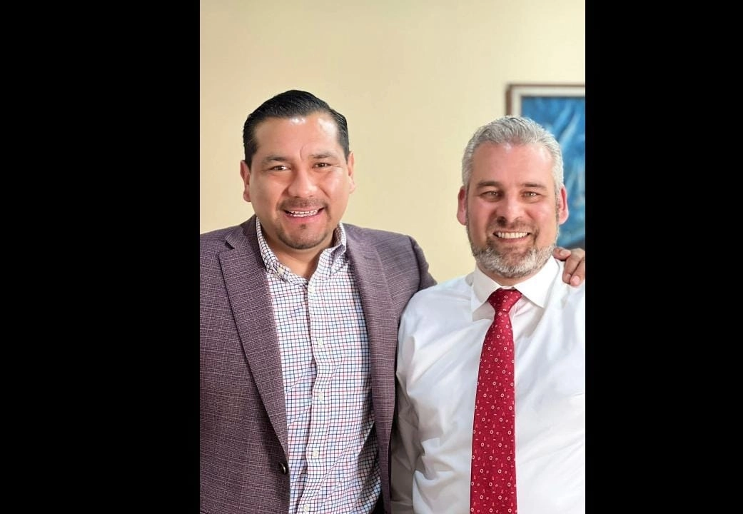 El gobernador de Michoacán, Alfredo Ramírez Bedolla, y el alcalde de Chilchota, Miguel Ramos, luego de una reunión en la que abordaron la situación de Carapan. Foto tomada de facebook.com/GobiernoMunicipaldeChilchota