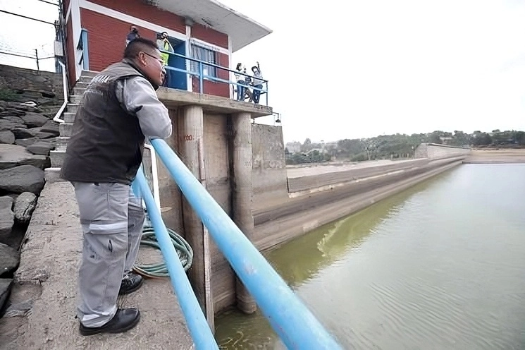 El Sistema Cutzamala, que abastece a 35% de la población de la Ciudad de México, sigue a la baja, pues se encuentra con un almacenamiento promedio de 28.4%, menos de la mitad para la fecha, reportó la Conagua. Foto Luis Castillo / Archivo