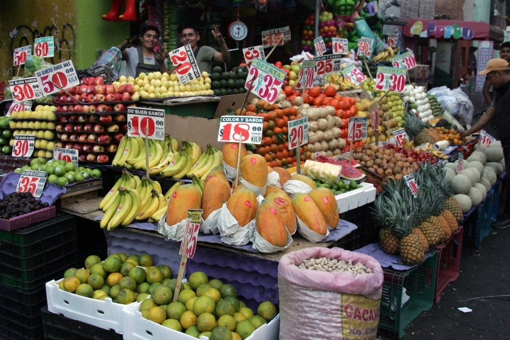 Venta de frutas en un local de la Ciudad de México. Foto Roberto García Rivas / Archivo
