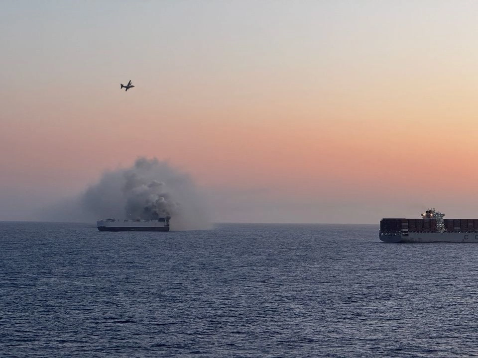 En esta imagen proporcionada por la Guardia Costera de EU, se observa un incendio a bordo del carguero Morning Midas, aproximadamente a 480 kilómetros al sur de Adak, Alaska, el 3 de junio de 2025. Foto