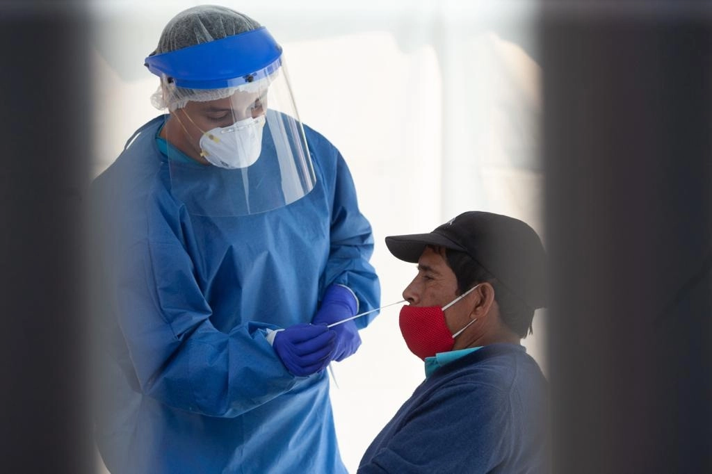 Personal médico toma muestras para realizar la prueba de Covid-19, en un quiosco de salud instalado en el parque San Simón Ticumac, en la alcaldía Benito Juárez. Foto Pablo Ramos