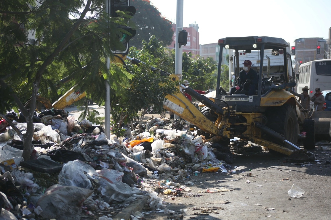 En el camellón de la Central de Abasto este día fueron recolectadas un total de 60 toneladas de basura. Foto La Jornada 