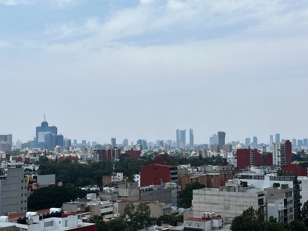 La mala calidad del aire en la CDMX rebasó los niveles de contaminación y permanece la contingencia ambiental. Foto Alfredo Domínguez 