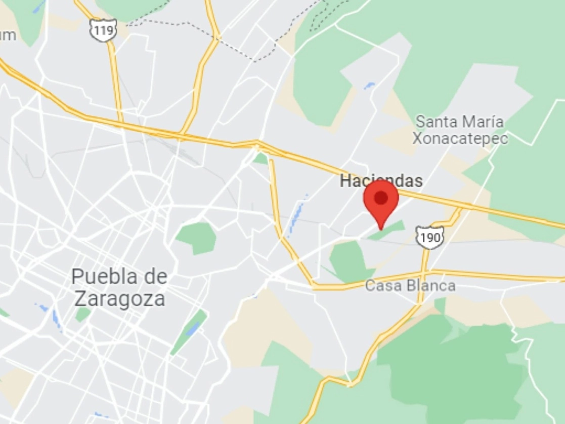 La joven fue vista por última vez en el fraccionamiento Hacienda Los Capulines, en la ciudad de Puebla, cuando abordó una unidad de la plataforma Didi para dirigirse a un evento, presumiblemente al municipio Atlixco. Foto tomada de Google Maps

