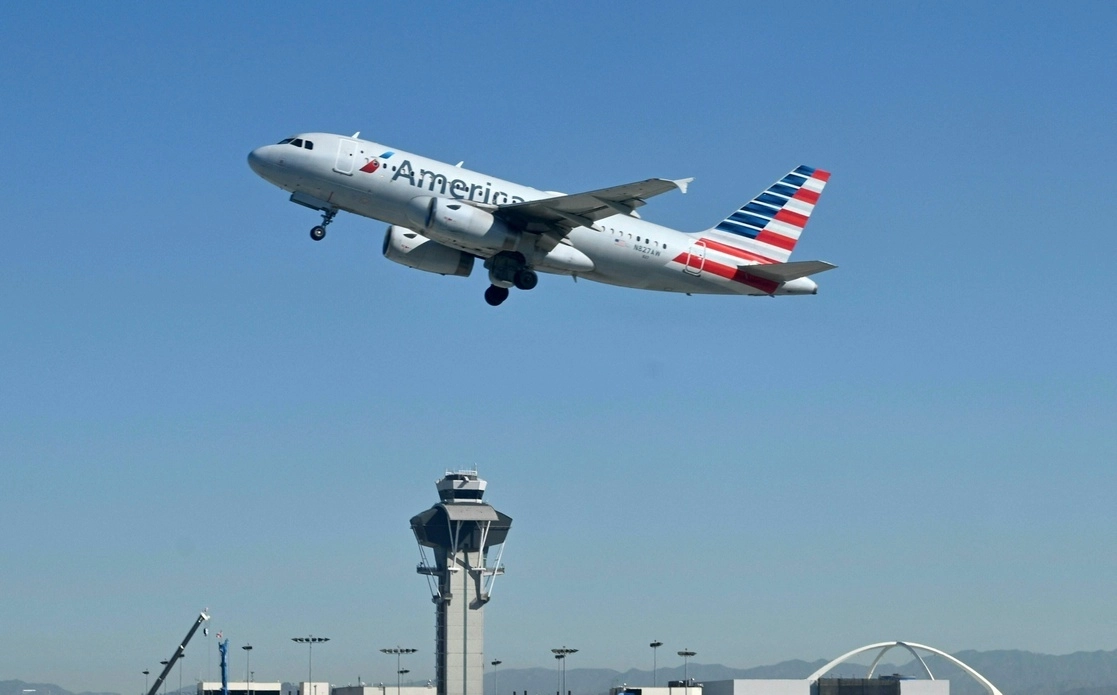 Avión de American Airlines despega del Aeropuerto Internacional de Los Ángeles, en California, EU. Foto Afp