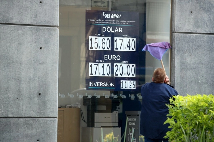 Cotización del dólar en una sucursal bancaria de la Ciudad de México. Foto María Luisa Severiano