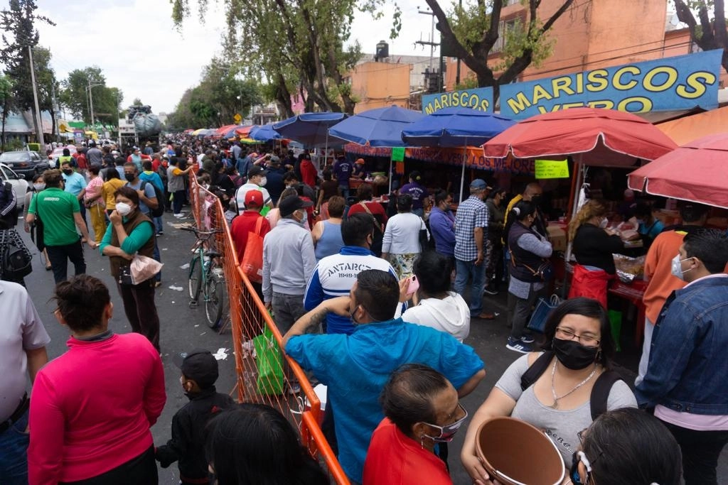 Ciudadanos se conglomeran para comprar pescados y mariscos en los puestos sobre Calzada de la Viga, Ciudad de México, el 2 de abril de 2021. Foto Pablo Ramos