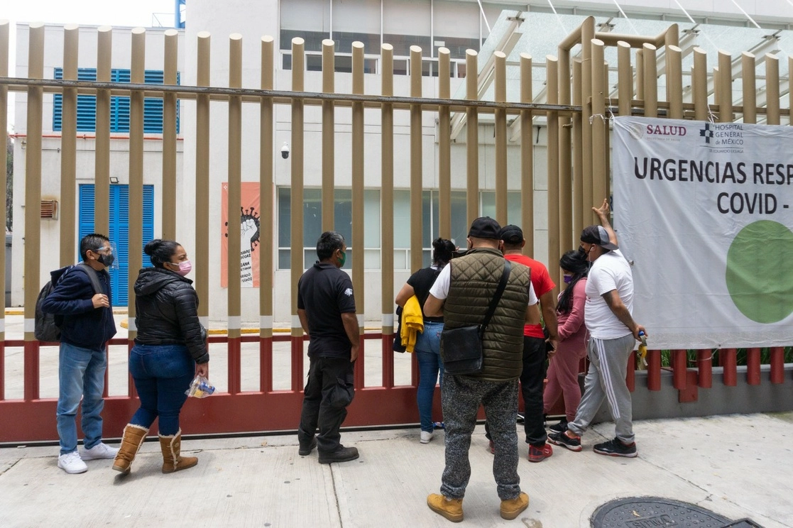 Familiares aguardan informes sobre sus pacientes afuera del área de urgencias de Covid-19 del Hospital General de México, el 6 de agosto de 2021. Foto Pablo Ramos 
