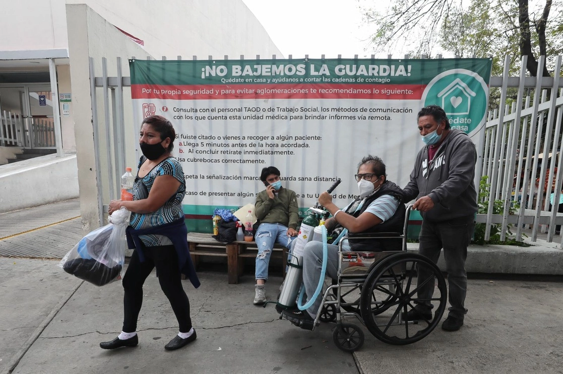 Un joven de 30 años sale del Hospital General 1-A "Venados", después de haber permanecido intubado durante 25 días a causa del Covid-19, en la Ciudad de México, el 27 de agosto de 2021. Foto Marco Peláez