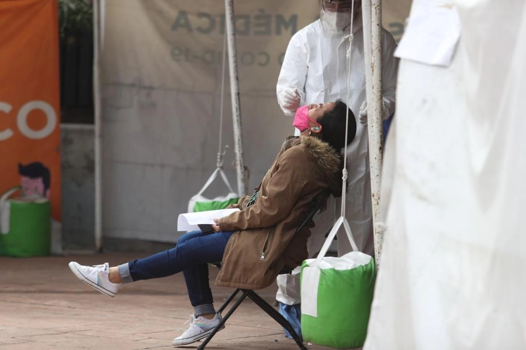Personal médico realiza una prueba de detección de Covid-19 en el quiosco de salud instalado en la explanada de la alcaldía de Cuauhtémoc, en la Ciudad de México, el 13 de agosto de 2021. Foto Yazmín Ortega Cortés