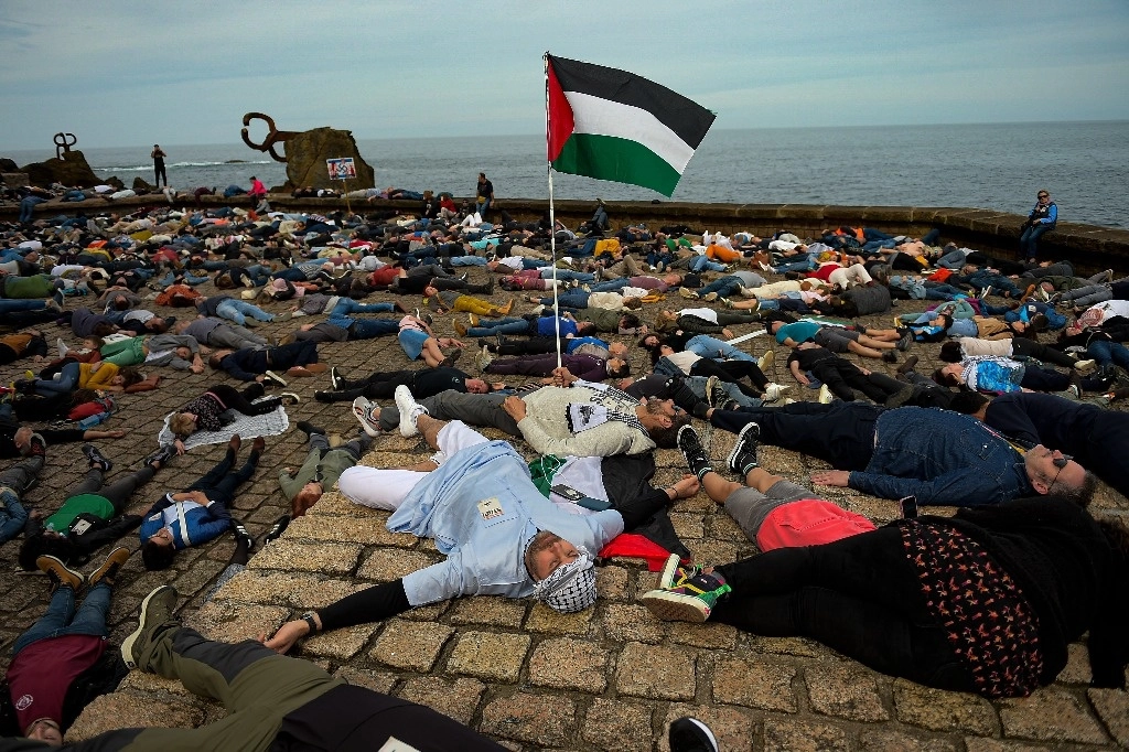 El premier israelí mantuvo su desafío pese a los llamados de la comunidad mundial para que frene su ofensiva. Ayer murieron 92 palestinos en bombardeos en Gaza. En la imagen, performance en San Sebastián, en el País Vasco, contra el genocidio en la franja. Foto Ap
